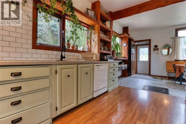 4pc Bathroom - 1677 Second Avenue, Rossland, BC V0G1Y0 Photo 3