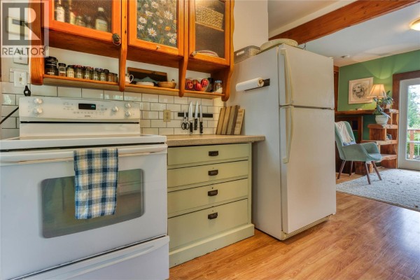 Kitchen - 1677 Second Avenue, Rossland, BC V0G1Y0 Photo 5