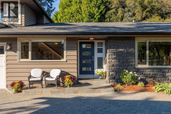 1680 Ash Rd, Saanich, BC, photo 2