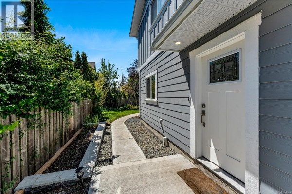 Primary Bedroom - 1689 Kisber Ave, Saanich, BC V8P2W5 Photo 3