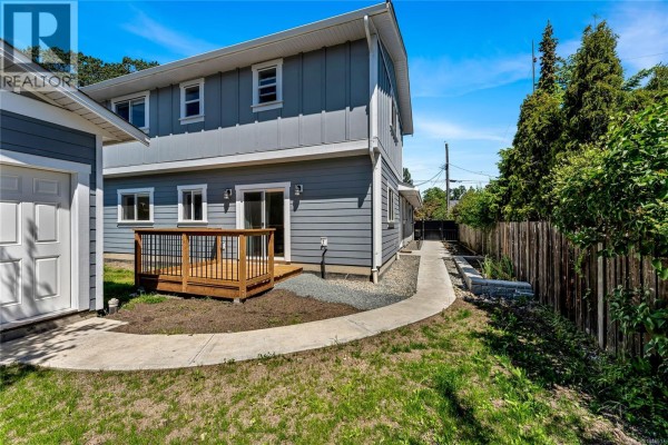 Bathroom - 1689 Kisber Ave, Saanich, BC V8P2W5 Photo 4