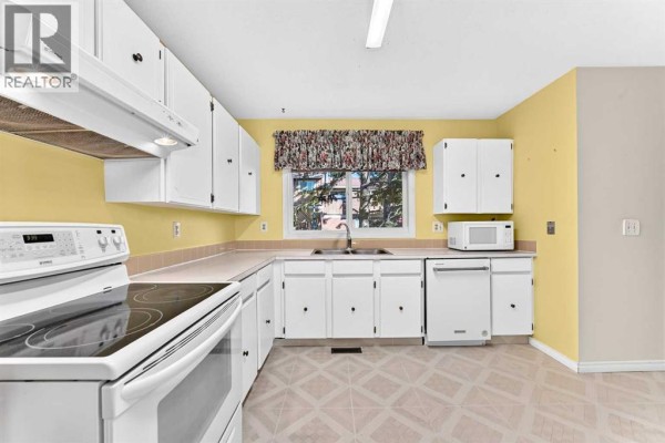 Kitchen - 17, 4940 39 Avenue Sw, Calgary, AB T3E6M7 Photo 2