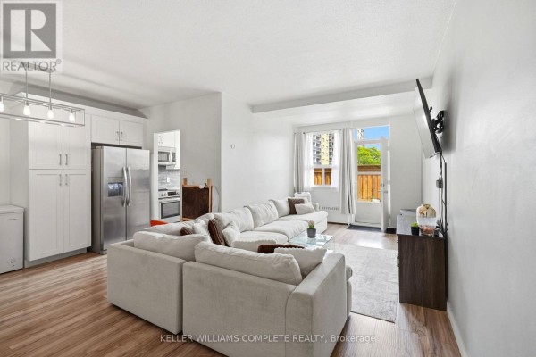 17 - 15 Nicklaus Drive, Hamilton, ON, photo 2