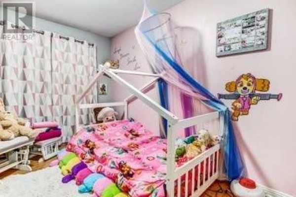 Child's bedroom with house-shaped bed and canopy - 17 - 711 Osgoode Drive London South
