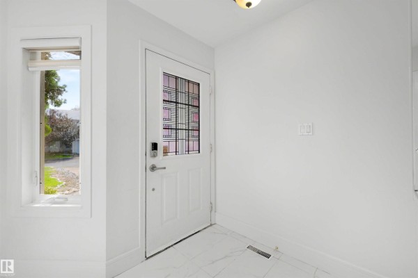 Kitchen - #17 3520 60 St Nw, Edmonton, AB T6L6H5 Photo 3