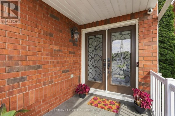 Living room - 17 Chatterson Street, Whitby, ON L1R0B1 Photo 3