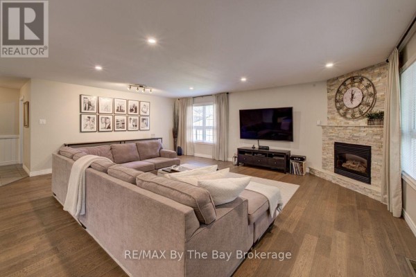 Family room - 17 Downer Crescent, Wasaga Beach, ON L9Z1C2 Photo 5