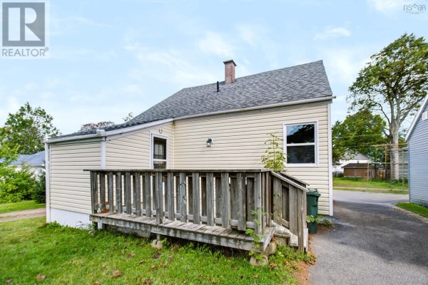 4pc Bathroom - 17 East Pleasant Street, Amherst, NS B4H1M6 Photo 5