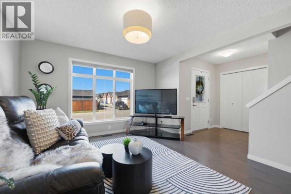Living room - 17 Fireside Cove, Cochrane, AB T4C0X3 Photo 5
