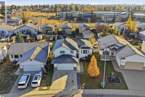 Living room - 17 Fulmar, Sylvan Lake, AB T4S2K6 Photo 3