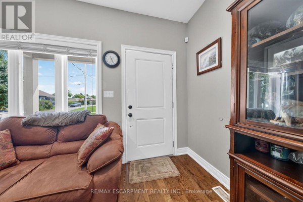 Bathroom - 17 Grantham Avenue S, St  Catharines, ON L2P3B3 Photo 4