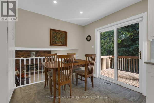 Family room - 17 Holloway Lane, Springwater, ON L9X0M7 Photo 4