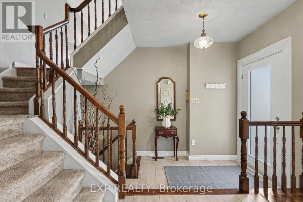 Kitchen - 17 Huntersfield Drive, Ottawa, ON K1T3E5 Photo 4