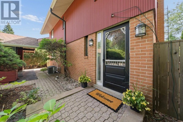 17 Lesterwood Crescent, Toronto, ON, photo 3