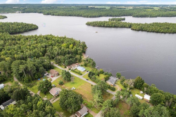 Expansive aerial view of a lakefront community with wooded areas and water. - 17 Rue Benthley, Portage Du Fort