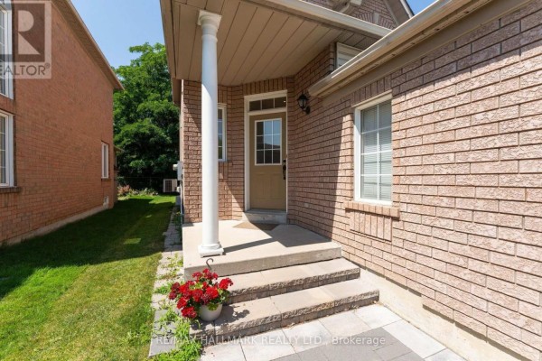 Living room - 17 Rushingbrook Drive, Richmond Hill, ON L4S1W6 Photo 4
