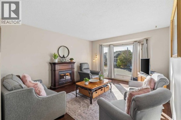 Living room - 17 Shawglen Court Sw, Calgary, AB T2Y2R1 Photo 3