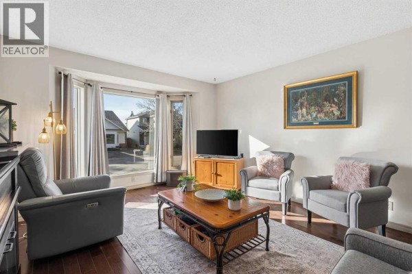 2pc Bathroom - 17 Shawglen Court Sw, Calgary, AB T2Y2R1 Photo 4