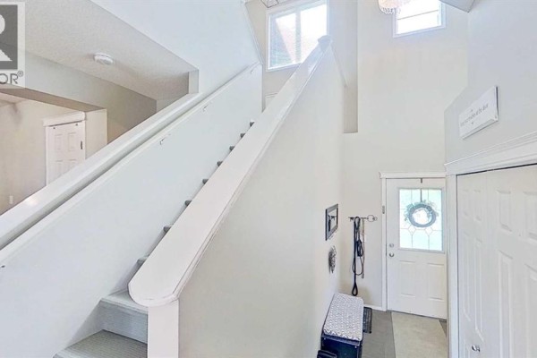17 Sunset Heights, Cochrane, AB, photo 2