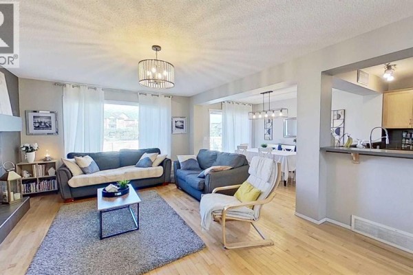 17 Sunset Heights, Cochrane, AB, photo 3