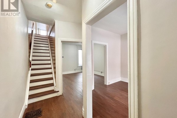 Kitchen - 17 Winnifred Avenue, Toronto, ON M4M2X2 Photo 3