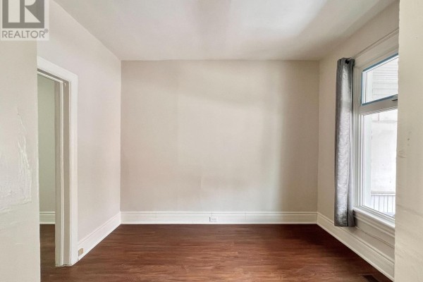 Primary Bedroom - 17 Winnifred Avenue, Toronto, ON M4M2X2 Photo 4