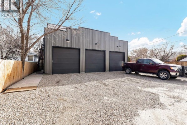 Great room - 170 2 Street Nw, Medicine Hat, AB T1A6J3 Photo 5
