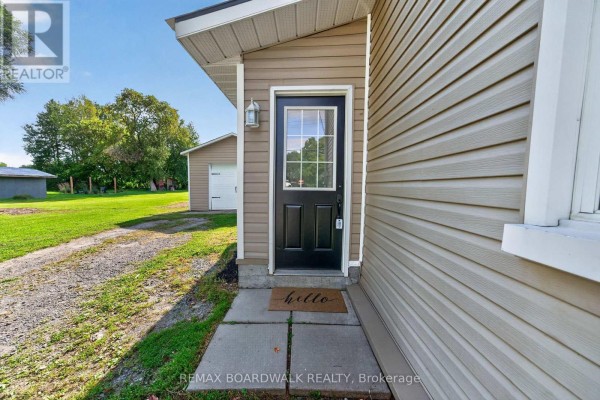 Living room - 170 Poole Street, Mcnab/braeside, ON K7S1J2 Photo 3