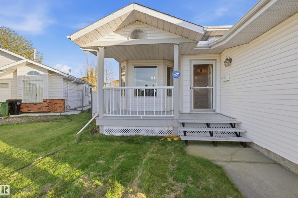 Kitchen - 17007 90a St Nw, Edmonton, AB T5Z2Y9 Photo 3