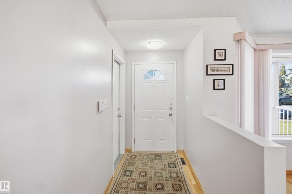 Family room - 17007 90a St Nw, Edmonton, AB T5Z2Y9 Photo 4