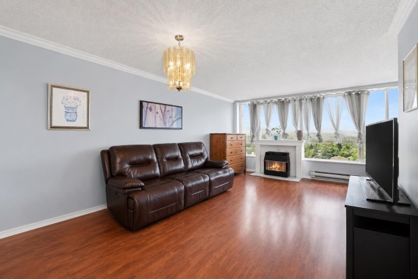 1701 14881 103a Avenue, Surrey, BC V3R0M5 Photo 4