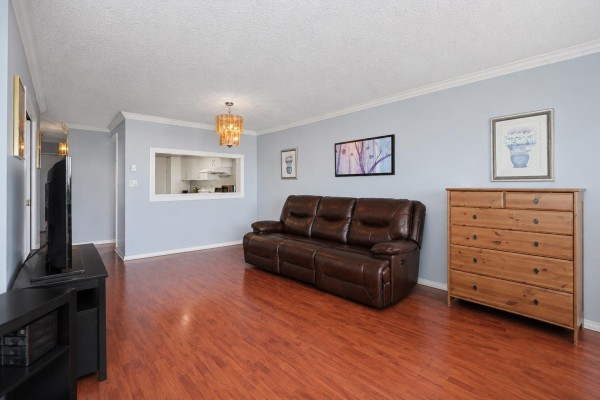 1701 14881 103a Avenue, Surrey, BC V3R0M5 Photo 5