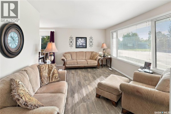 Living room - 1701 92nd Street, North Battleford, SK S9A0B3 Photo 5