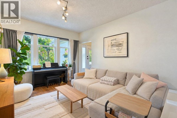 1701 Semlin Drive, Vancouver, BC V5N4P6 Photo 3