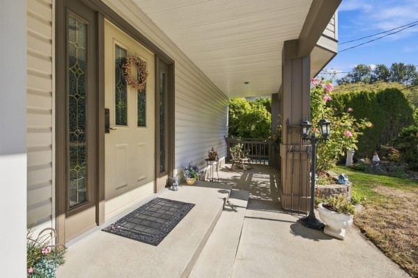 17037 0 Avenue, Surrey, BC V3Z9N9 Photo 4
