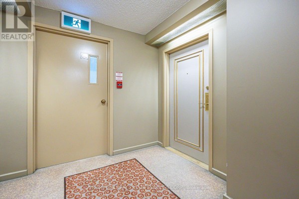 Kitchen - 1705 - 25 Grenville Street, Toronto, ON M4Y2X5 Photo 4