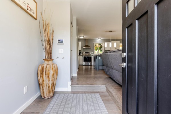 17081 60a Avenue, Surrey, BC V3S6A7 Photo 5