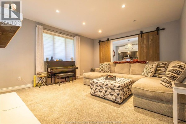 5pc Ensuite bath - 1709 Division Road, Kingsville, ON N9Y2H1 Photo 4