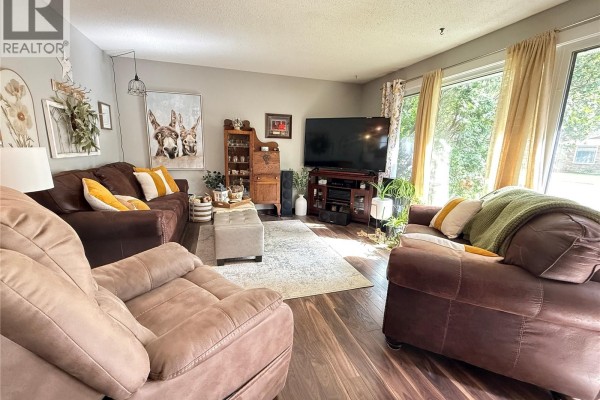 1709 Eaglesham Avenue, Weyburn, SK, photo 3