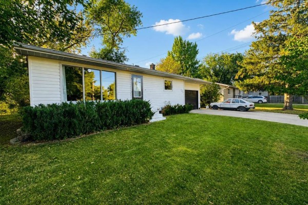 Living room - 171 2nd Street Se, Altona, MB R0G0B3 Photo 2