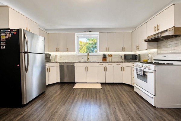 Kitchen - 171 2nd Street Se, Altona, MB R0G0B3 Photo 3