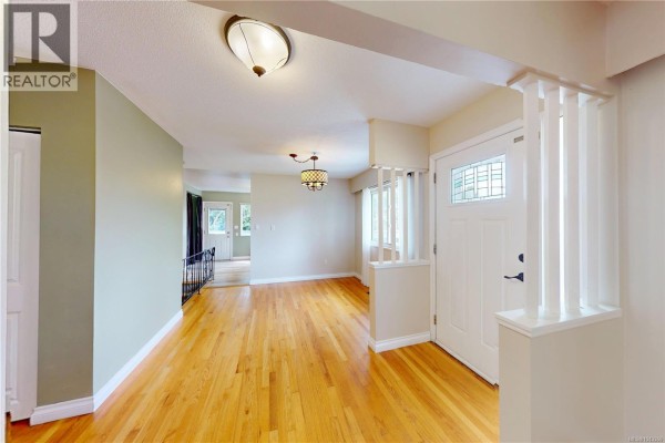 1710 Sprucewood Pl, Saanich, BC, photo 2