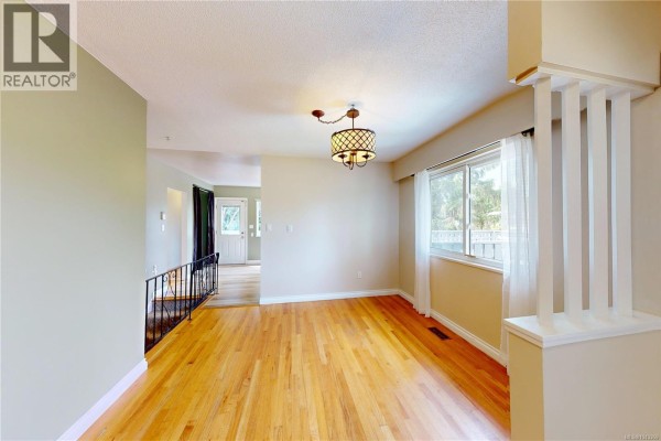 1710 Sprucewood Pl, Saanich, BC, photo 3