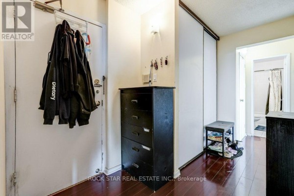 Living room - 1711 - 10 Sunny Glenway, Toronto, ON M3C2Z3 Photo 5