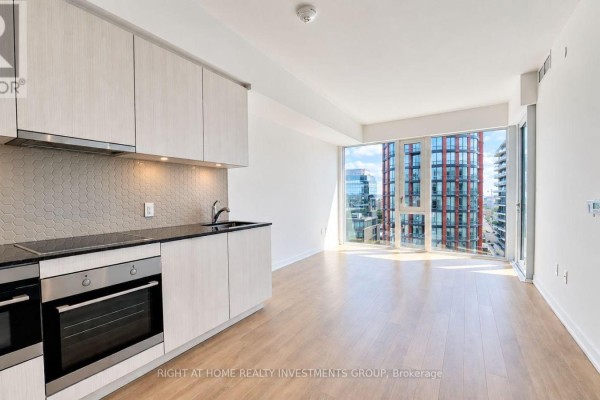 1711 - 158 Front Street E, Toronto, ON M5A0K9 Photo 3