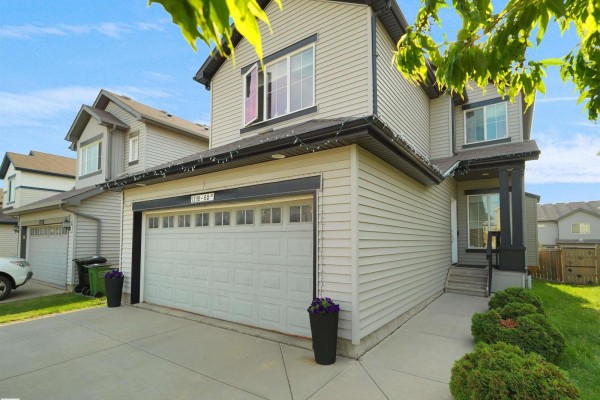 Kitchen - 1716 60 St Sw, Edmonton, AB T6X0W4 Photo 3