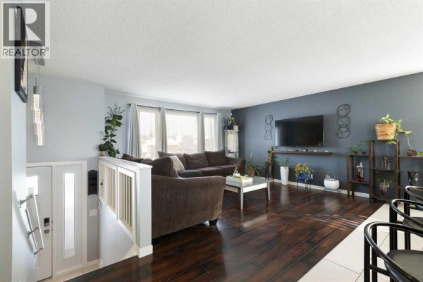 Living room - 172 Rundlefield Crescent Ne, Calgary, AB T1Y2V5 Photo 5