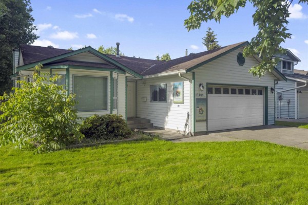 17209 62a Ave, Surrey, BC V3S6V6 Photo 2
