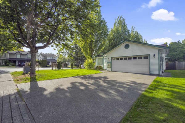 17209 62a Ave, Surrey, BC V3S6V6 Photo 3