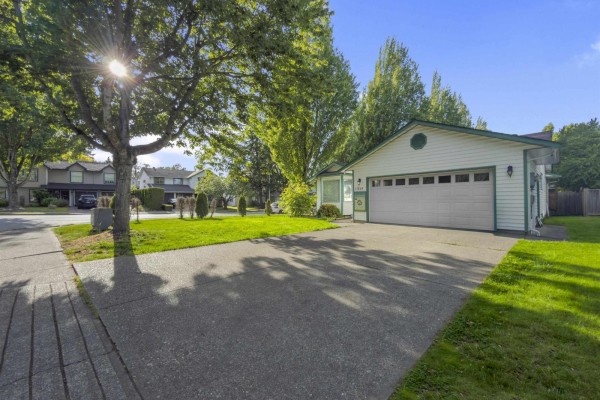 17209 62a Ave, Surrey, BC V3S6V6 Photo 4
